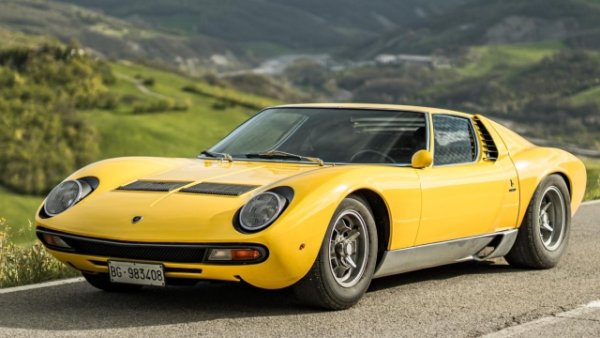 Почетно място за друго бижу, родено от партньорството между Гандини и къщата на Торо. Представен през 1967 г., когато става най-бързият автомобил в света благодарение на революционните механични решения, които носи 3929- кубиковият V12 двигател с мощност 350 к.с. Той позволява на Miura да ускори до стотака за 6,7 секунди, като развива максимална скорост от 280 км/ч.

 &bdquo;Miura често се цитира като първият суперавтомобил в историята. Неговият революционен дизайн, със средно разположен двигател, е дело на Марчело Гандини за Bertone. Той се смята за един от най-елегантните и влиятелни автомобили на всички времена&ldquo;, ни пише ботът.